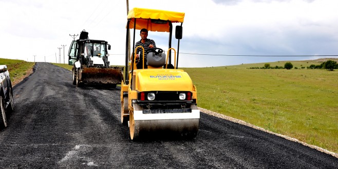 16 KM’LİK GRUP YOLUNA SICAK ASFALT SERİLDİ