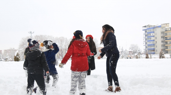 Kar Öğrencilere Yaradı. Okullar Cuma Günü de Tatil
