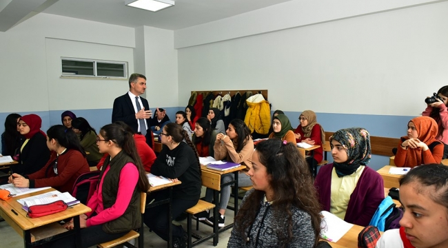 Vali Baruş, Okulları Gezdi
