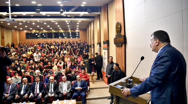 “Bağımlı Değiliz” Adlı Tiyatro Sahnelendi
