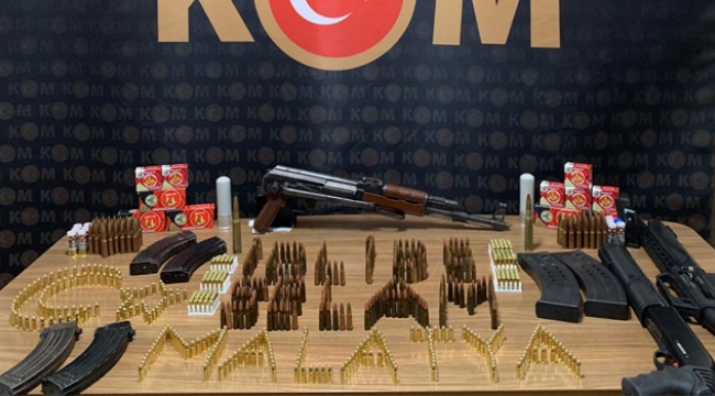 Kaleşnikof Silah Satarken Suçüstü Yakalandılar