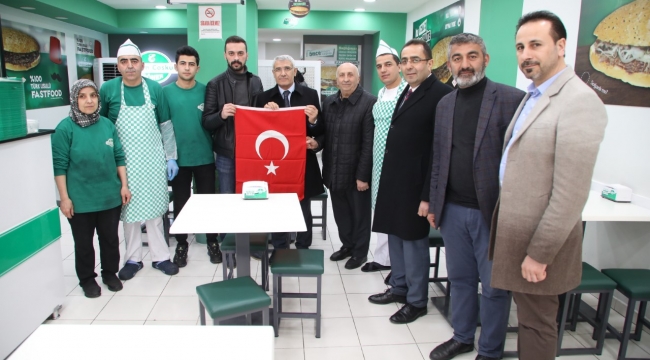 Mehmetçiğe Destek İçin Esnafa Bayrak Dağıtıldı