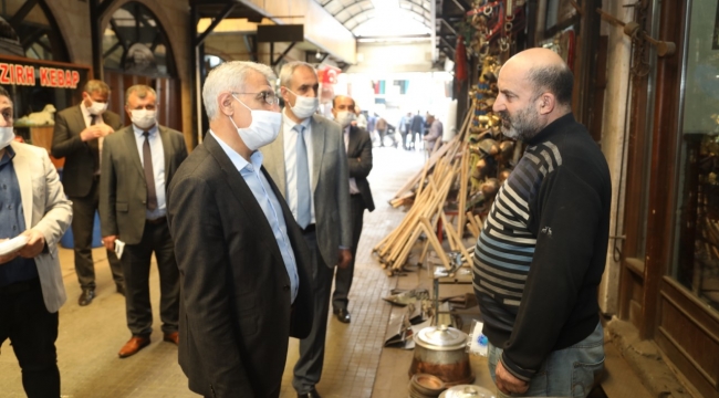 Battalgazi Belediyesi Esnaflara Maske Dağıttı