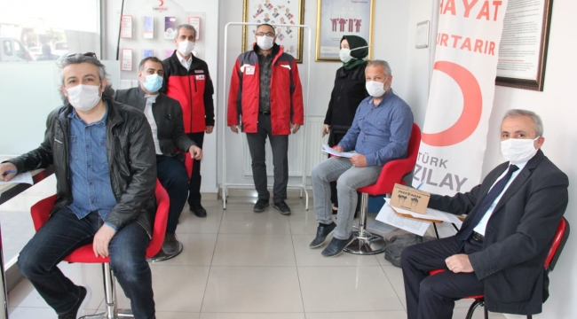 Gazeteciler Cemiyeti Üyeleri Kızılay&#039;a Kan Verdi