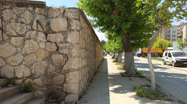 Uyarıyoruz!  Vatandaşın Üzerine Yıkılmasın!