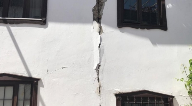 Depremden hasar gören evleri için yetkililerden haber bekliyorlar