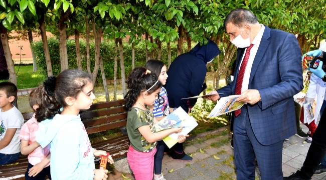 Gürkan, Çocuklara Çizgi Romanı Hediye Etti