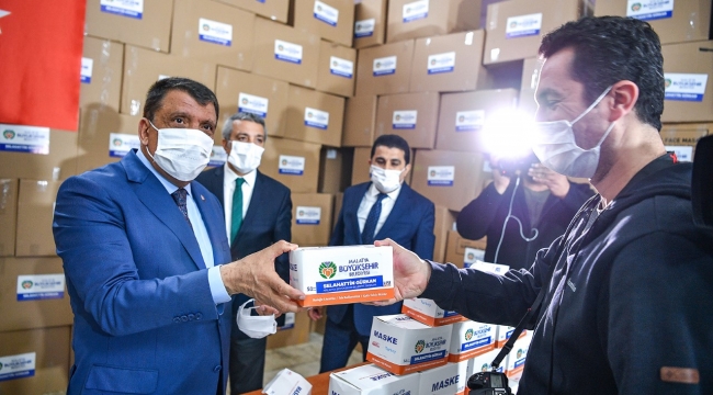 Maskeler, Büyükşehir’e Teslim Edildi
