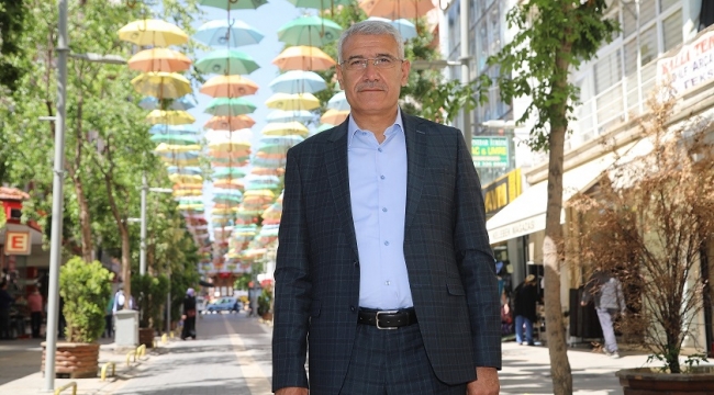 ‘Şemsiye Sokak’ Gökkuşağı Görünümüne Büründü