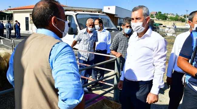 Başkan Çınar, Canlı Hayvan Pazarını Ziyaret Ederek Yetiştiricilerin Taleplerini Dinledi