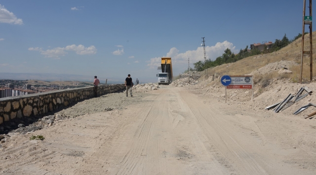 Hilaltepe Caddesi Genişletip Taş Duvar Örülüyor