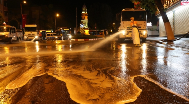 Malatya’da Caddeler Dezenfektanla Yıkanıyor