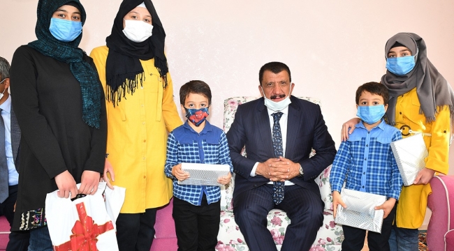 Başkan Gürkan, Öğrencilere Tablet Sürprizi Yaptı