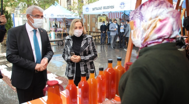 Güder, Hanımeli Pazarı’nı Gezerek Alışveriş Yaptı