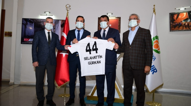 Başkan Gürkan’a 44 Numaralı Forma Hediye Edildi