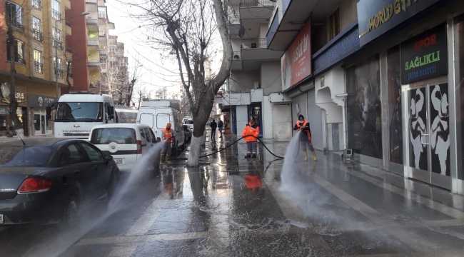 Cadde ve Kaldırımlar Deterjanlı Sularla Yıkanıyor