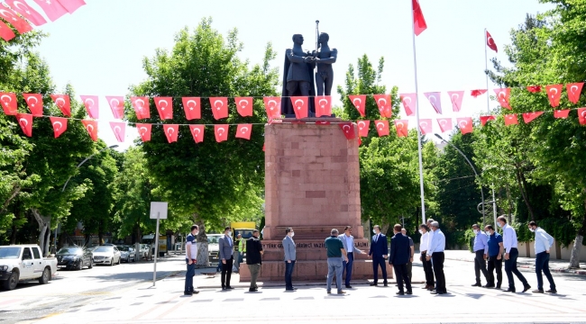 Atatürk Anıtının Çevresi Yenilendi