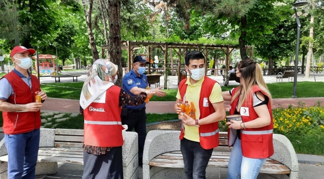 Kızılay Yeşilyurt Şubesi'nden Bayram İkramı...