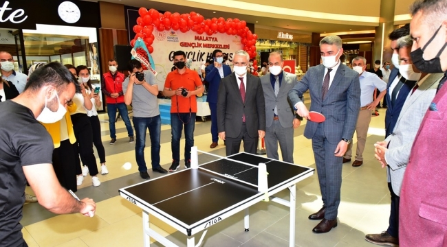 Vali Baruş, Gençlik Haftası Sergi Açılışına Katıldı
