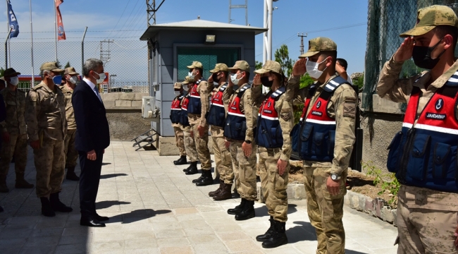 Vali Baruş, Şehitlik ile Polis ve Jandarma Görevlilerini Ziyaret Etti