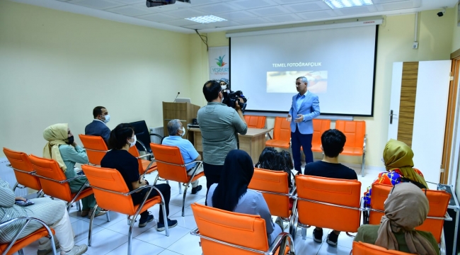 Başkan Çınar, Yeşilyurt Kent Konseyi Tarafından Açılan Fotoğrafçılık Kursunu Ziyaret Etti