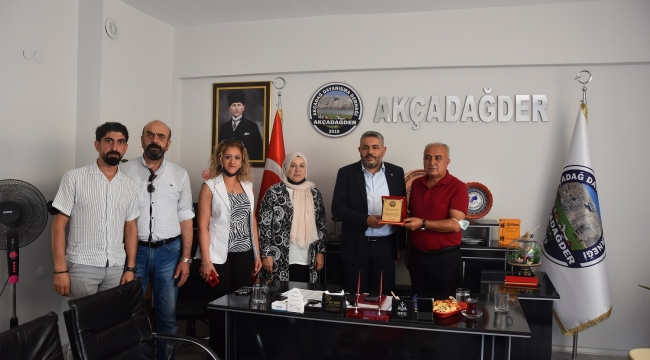 AKÇADAĞDER’den Başkan Sadıkoğlu’na plaket