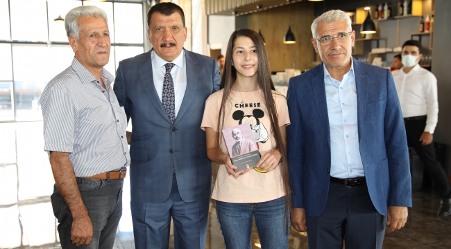 Başkan Güder, Yks’de İlk 10 Bine Giren Öğrencileri Ağırladı