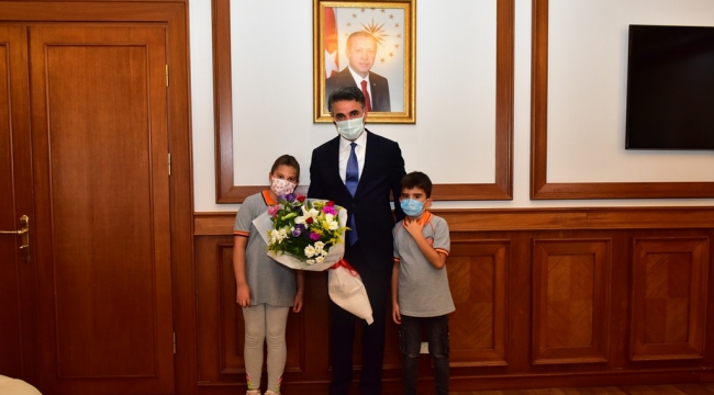 Vali Baruş Öğrencileri Makamında Kabul Etti