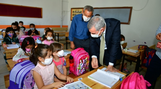 Yeşilyurt Belediye Başkanı Mehmet Çınar, Okulları Ziyaret Edip, Öğrencilerle Buluştu
