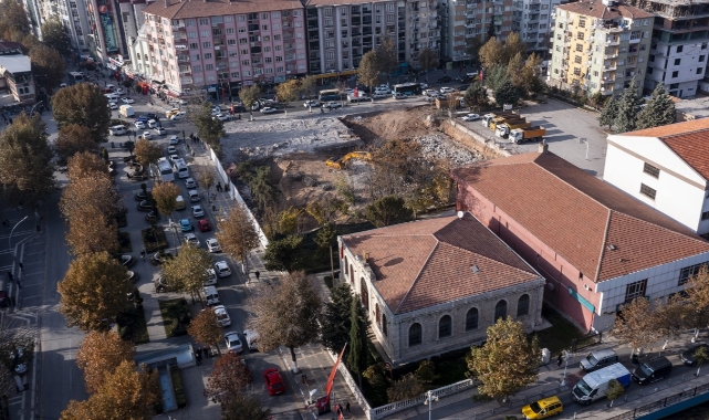 Cumhuriyet Meydanında Çalışmalar Devam Ediyor