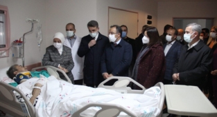 Çalık, Enkazdan Çıkarılan Yaralıları Ziyaret Etti