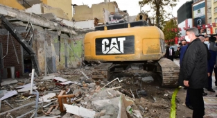 Vali Baruş, Enkaz Çalışmalarını İnceledi