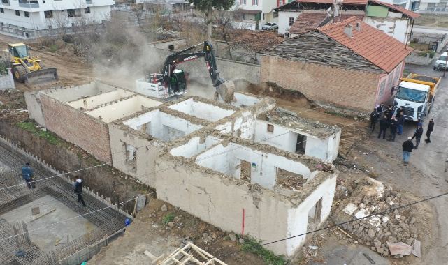 İlyas Mahallesindeki Metruk Evlerin Yıkımı Yapıldı