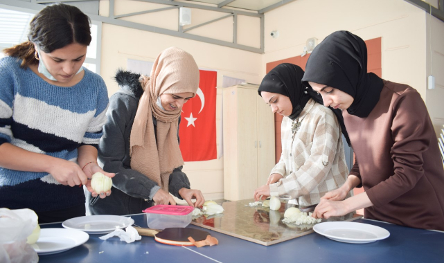 Üniversiteli Gençlere Malatya Yemekleri Öğretiliyor