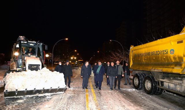 Başkan Gürkan, Kar Küreme Çalışmalarını Gece de Takip Etti