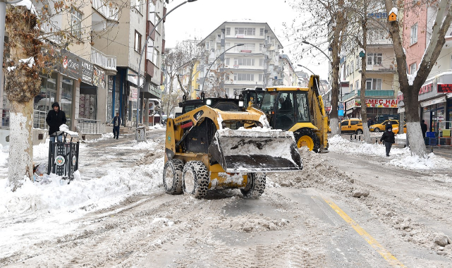 Büyükşehir Belediyesinin Kar Mesaisi Devam Ediyor