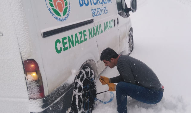 Mezarlıklar Müdürlüğünün Zorlu Kar Mesaisi Sürüyor
