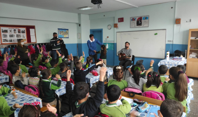Tiyatro Gösterisi Öğrencilerle Buluştu