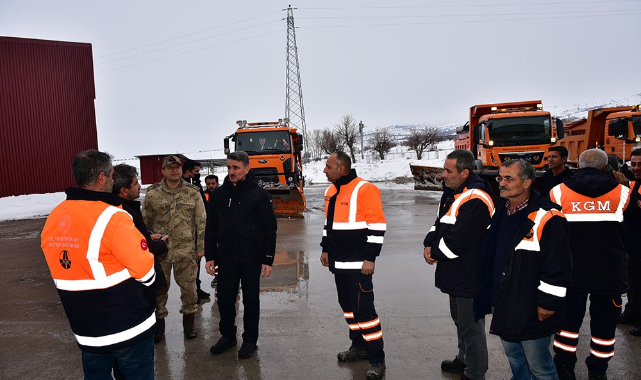 Vali Baruş, Darende’de Yol Temizleme Çalışmalarına Katıldı