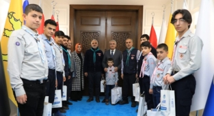 İzcilik Kulübü Öğrencileri Başkan Güder’i Ziyaret Etti