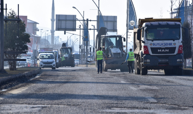 Kar Sonrası Yollarda Oluşan Olumsuzlukları Gideriyor