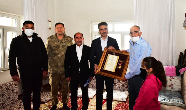 Şehit Babasına, Devlet Övünç Madalyası ve Beratı Takdim Edildi