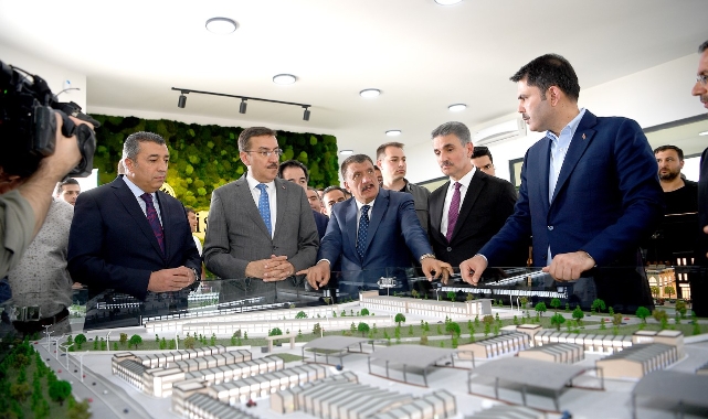 Bakan Kurum, Dünya Kayısı Ticaret Merkezinde İncelemelerde Bulundu