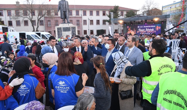 Büyükşehir Belediyesi, Günlük 5000 Kişilik İftar Yemeği Dağıtıyor