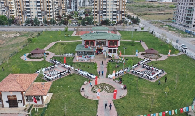 Yetim ve Öksüz Çocuklar İçin İftar Sofrası Kurdu