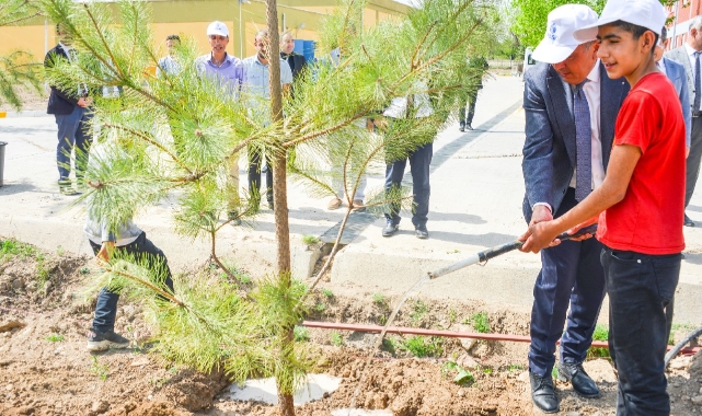 Arıtma Tesisi Alanına 300 Fidan Dikildi