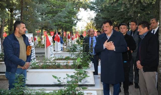 Başkan Gürkan, Bayramın İlk Gününde Şehitliği Ziyaret Etti