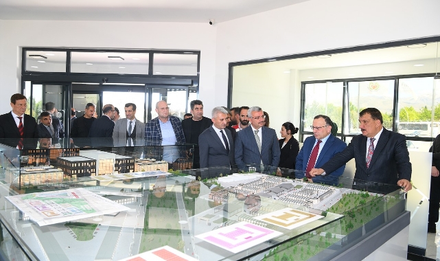 Başkan Gürkan, Eski Vali Saran İle Birlikte Yalpan Hizmetleri Gezdi