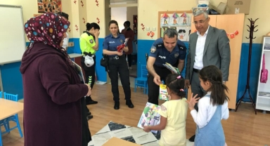 Öğrencilere Oyuncak ve Kitap Hediye Edildi