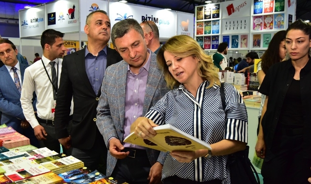 Vali Şahin, 9. Malatya Anadolu Kitap Fuarını Ziyaret Etti